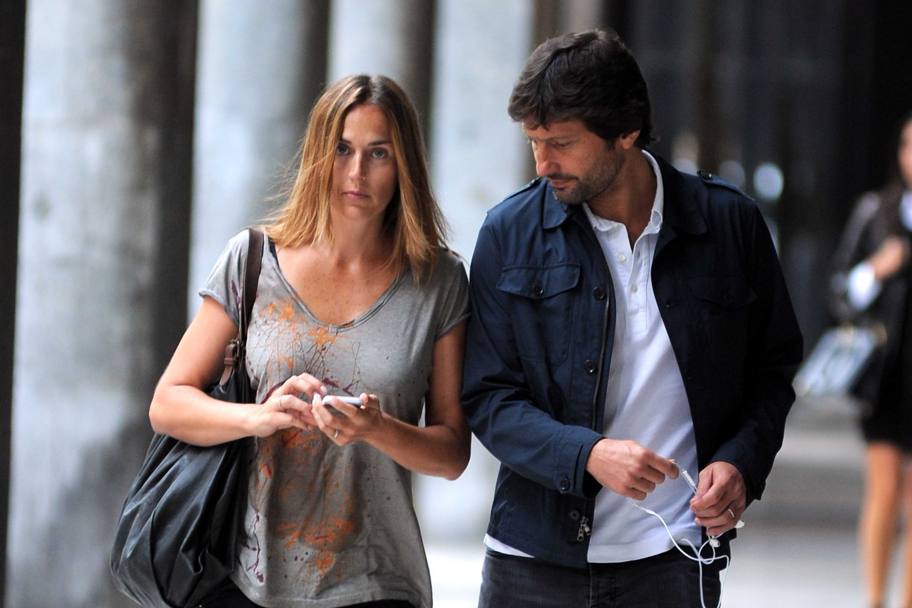 Leonardo con la moglie Anna Billò, giornalista Sky, a passeggio per le vie del centro di Milano (Olycom)